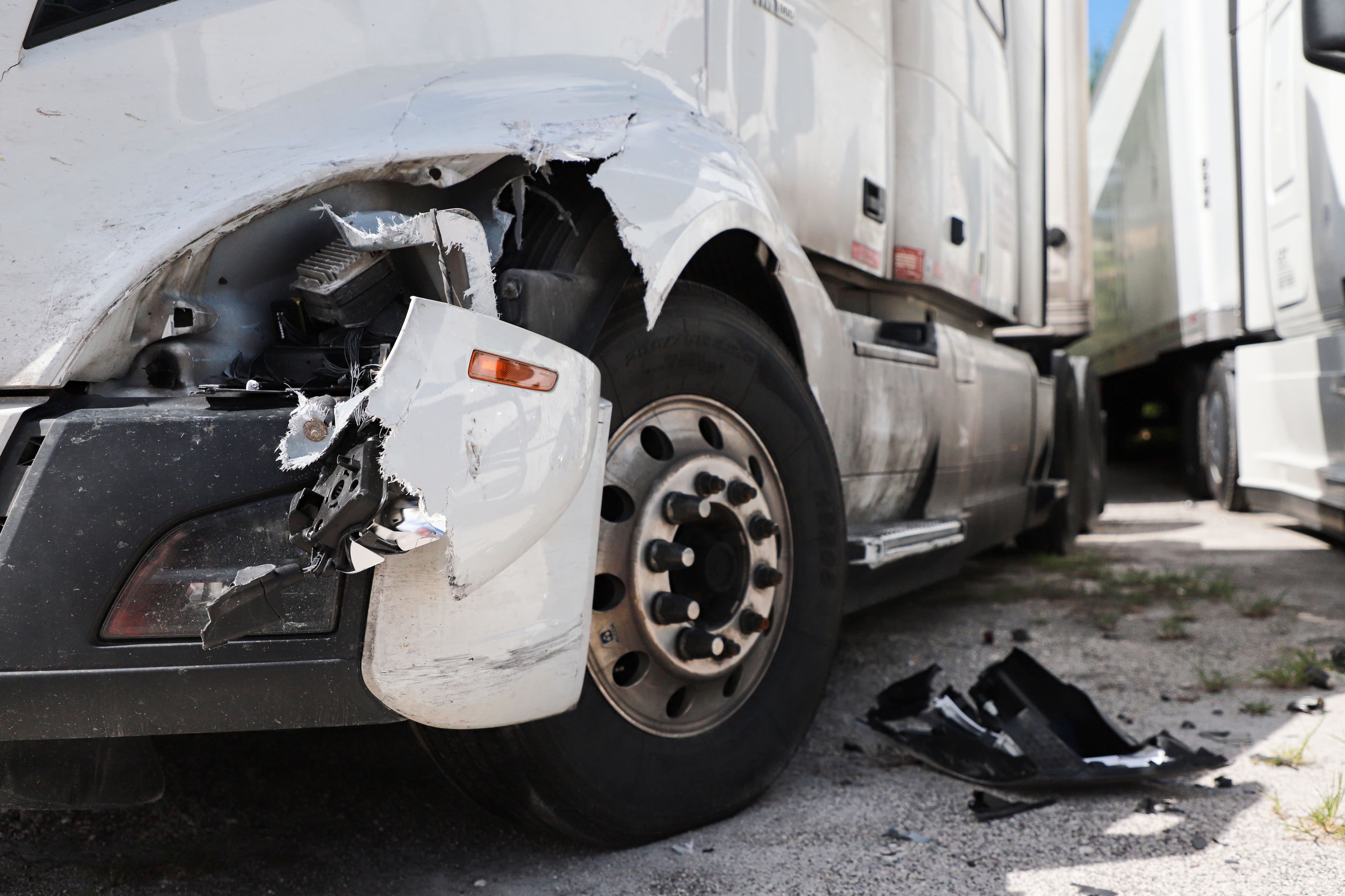 Accidentes de Camión por Exceso de Carga: Riesgos, Responsabilidad y Cómo Reclamar